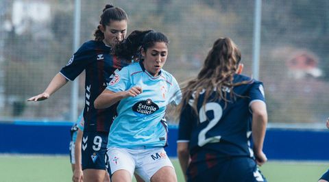 La jugadora de As Celtas Nerea Cuquejo, ante dos rivales, durante el partido frente al Eibar B.