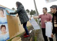 <span lang= es-es >Carteler�a hecha en casa</span>. Los que se trabajan de verdad, en el sentido m�s literal, su propaganda son los integrantes del Partido da Terra de Lousame. Nueve folios impresos en casa se convierten, tras una minuciosa labor de corta y pega, en los carteles para la campa�a electoral. 