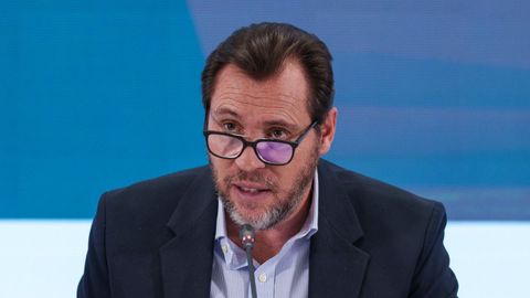 El ministro de Transportes y Movilidad Sostenible, �scar Puente, en una rueda de prensa en la sede del ministerio este viernes en Madrid.