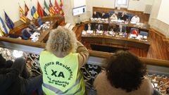 Miembros de la plataforma de la residencia de Becerre acudieron al pleno de la Diputacin de Lugo