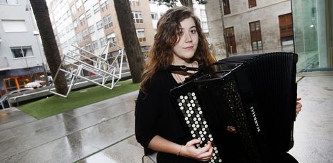 Nerea Rodríguez, ayer en la plaza del Sexto Edificio del Museo de Pontevedra, tocando su acordeón Scandalli.