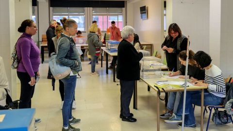 Los votantes acuden a votar en Asturias desde primera hora.