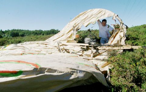 Manuel Snchez Carro encontr el globo en una parcela de su propiedad, en Os Carneiros. 