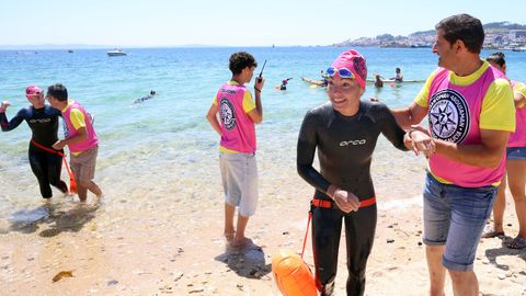 Llegada de participantes en la traves�a a nado  Arousaman que nadan por el da�o cerebral adquirido DCA