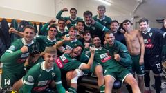 Los jugadores del Coruxo, celebrando su cuarta victoria consecutiva.