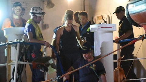 Imagen de la detenci�n de Carola Rackete, capitana del Sea Watch 3, tras atracar en Lampedusa