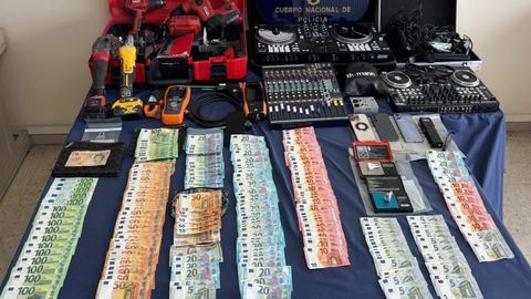 Dinero y objetos incautados en las redadas realizadas este mi�rcoles en A Coru�a
