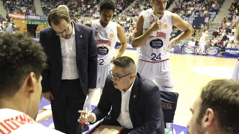 Epi y uno de sus ayudantes, Fran Hern�ndez, en un tiempo muerto del derbi ante el COB