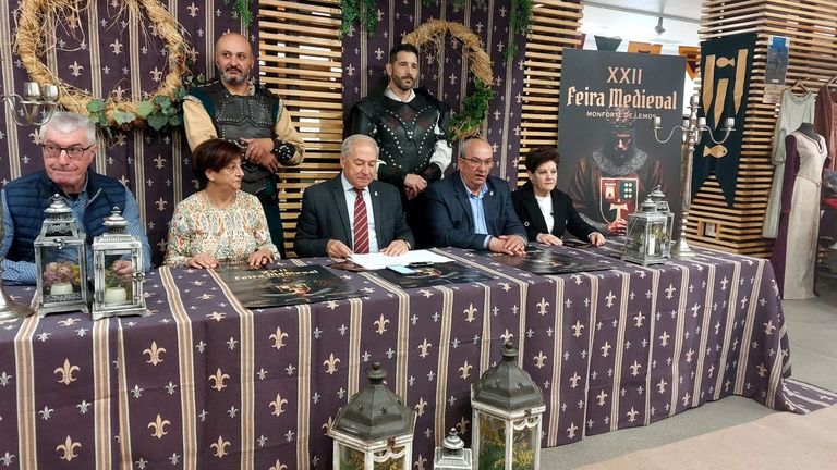 Jos� Tom� (en el centro) dio a conocer el programa de la feria en la plaza de abastos, donde se celebra un mercado previo a la Feira Medieval