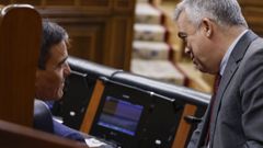 El presidente del Gobierno, Pedro Snchez, y el secretario de organizacin del PSOE, Santos Cerdn.