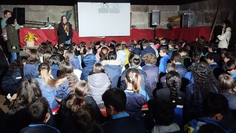 Grupos de escolares visitaron la aldea de Cans para conocer de cerca el original festival de cine.