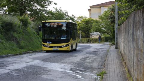 Un bus urbano, subiendo por la OU-413.