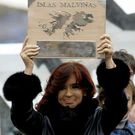 Cristina Fern�ndez, con una placa de las islas.