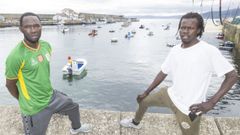 Ibra Faye y Maju Sene, con el muelle malpic�n de fondo