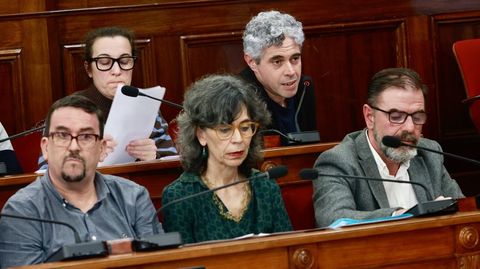 Delante, Rafael Fern�ndez Beceiro, Montserrat Dopico y �ngel Mato, concejales del PSOE, y detr�s, Mar�a do Mar L�pez e Iv�n Rivas, del BNG, en una foto durante el pleno de febrero.