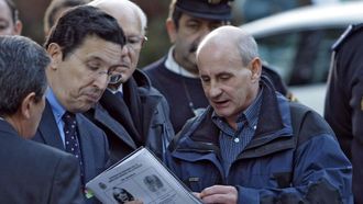 Antonio Gali, a la derecha, en la reconstruccin del crimen de una prostituta en Maside en el ao 2009