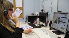 Una de las int�rpretes de lengua de signos atiende una llamada desde la sede de A Coru�a