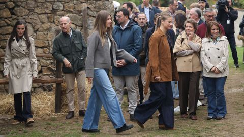 La Reina Letizia, la princesa Leonor y la Infanta Sof�a durante el acto de entrega del premio al ?Pueblo Ejemplar de Asturias 2025, a 25 de octubre de 2025, en Valdesoto, Sieto, Asturias (Espa�a). El Premio al Pueblo Ejemplar de Asturias 2025 ha sido concedido a la parroquia de Valdesoto, que pertenece al concejo asturiano de Siero