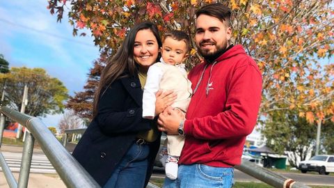 Pamela y Cristian, con su pequeo Isaac, en Uruguay