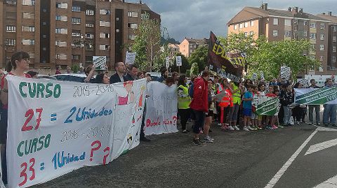 Padres de La Corredoria protestan contra los recortes educativos a la salida de un m�tin de Pedro S�nchez.