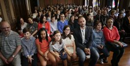 Maxi Olariaga (al fondo, a la derecha) particip� en un encuentro de exalumnos del colegio Ap�stol Santiago Jesuitas de Vigo. 