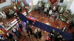 Cientos de personas pasaron a lo largo de la ma�ana de ayer por la capilla ardiente instalada en la Diputaci�n