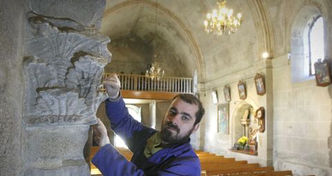 Xabier Berm�dez es el encargado de restaurar los dos capiteles tardorromanos de la iglesia de Sete Coros, en Valga. 