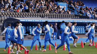 Un momento de la sesi�n de preparaci�n celebrada este lunes delante de los aficionados