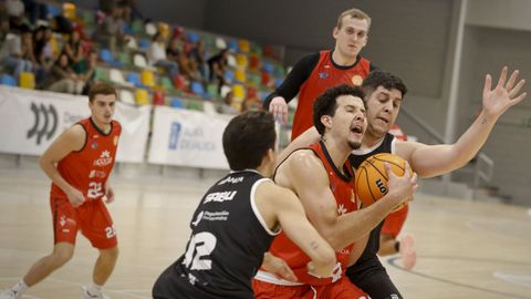 Acci�n durante el partido de la primera vuelta entre el Sigaltec y el Chantada en el Pavill�n Municipal Sara G�mez de Vilagarc�a