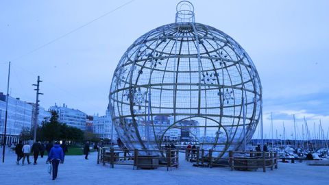 La bola de Navidad instalada en la Marina se encenderá el 28 de noviembre