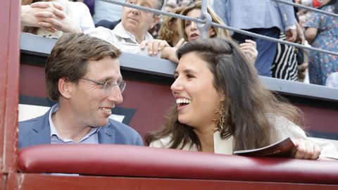 El alcalde popular de Madrid, Martnez-Almeida y su novia, Teresa Urquijo, en la plaza de las Ventas el pasado mes de junio, cuando dieron a conocer su relacin