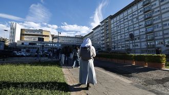 Una monja camina frente al Hospital Gemelli de Roma, donde el papa Le�n XIV se recupera