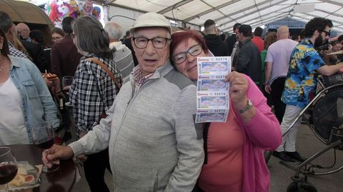 Rosario León y su marido, en la Feira do Viño de Chantada este domingo