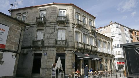 Nesta casa entre a Barxela e a praza Santa Ana viviu Luis Moure Mario