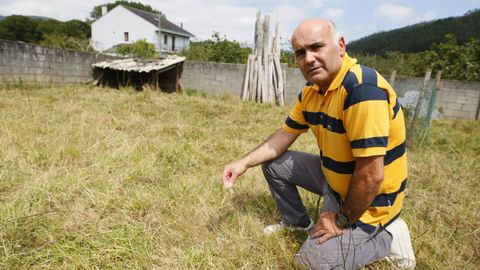 Luis Girn, en la finca de una casa habitada en Landrove donde el lobo mat cuatro ovejas