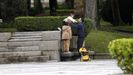 Un hombre juega con sus hijas en un parque del centro de Oviedo