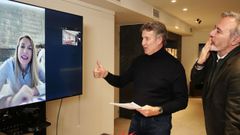 El presidente del PP, Alberto N��ez Feijoo, acompa�ado por el presidente de Arag�n, Jorge Azc�n, realizan una videoconferencia con la candidata al Gobierno de Extremadura, Mar�a Guardiola.