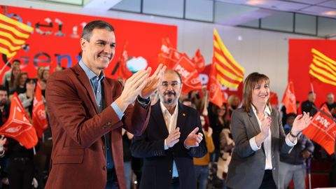 El presidente del Gobierno, Pedro S�nchez, junto al presidente de Arag�n, Javier Lamb�n, y la candidata del PSOE a la Alcald�a de Zaragoza, Lola Ranera, en un acto de precampa�a en la capital aragonesa.