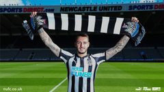 Joselu Mato posando con la bufanda y en el estadio de su nuevo equipo