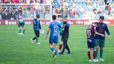 El entrenador del Pontevedra, Rub&eacute;n Dom&iacute;nguez, saluda a los jugadores del Ourense en el &uacute;ltimo partido en Pasar&oacute;n