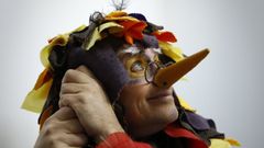 Su nariz, el bast�n, las gafas y el colorido traje son las se�as de O Moucho Leroucho, un lector sagaz, que se cuela de noche en las bibliotecas para despu�s relatar historias a los ni�os