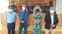 Imagen de la reuni�n entre vecinos y guardias civiles