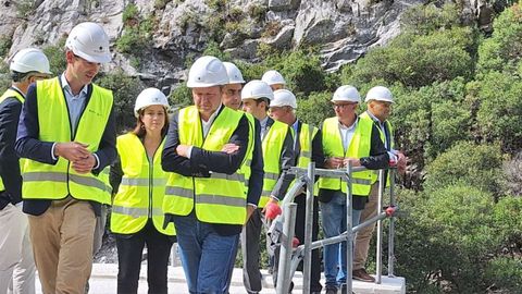 El secretario de Estado de Transportes y Movilidad Sostenible, Jos� Antonio Santano (c) junto al consejero de Fomento de Cantabria, Roberto Media (d ) y los delegados del Gobierno en Cantabria y Asturias, Pedro Casares (2d ) y Adriana Lastra (3i ) durante la visita a las obras realizadas en el Desfiladero de la Hermida