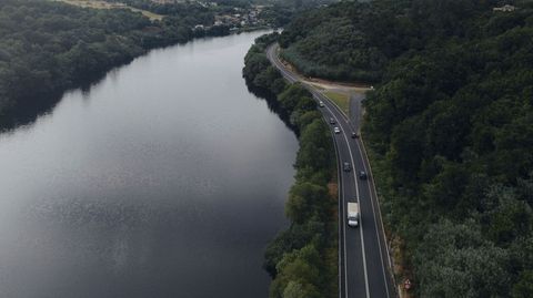 Una doble línea continua impide adelantar en el tramo entre Os Peares y Ourense.