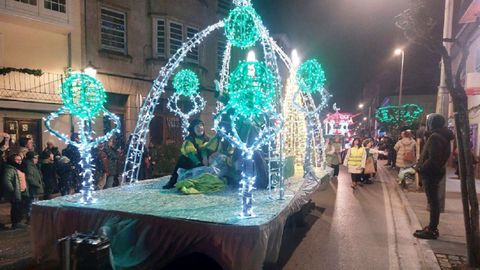 Una de las carrozas a su paso por la calle Roberto Baamonde