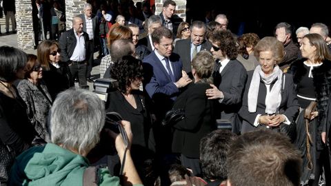 Feij�o saludo a la viuda de Cacharro, Carmen Gosende, a su llegada al funeral
