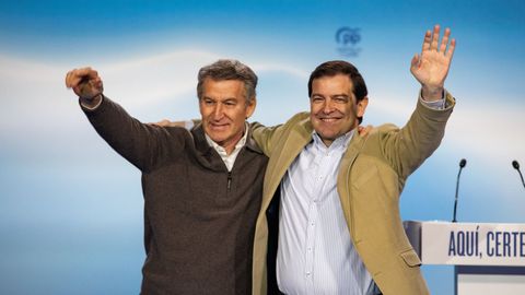 El presidente del PP, Alberto N��ez Feijoo, y el presidente de la Junta y candidato a la reelecci�n, Alfonso Fern�ndez Ma�ueco, durante un acto de campa�a en �vila.
