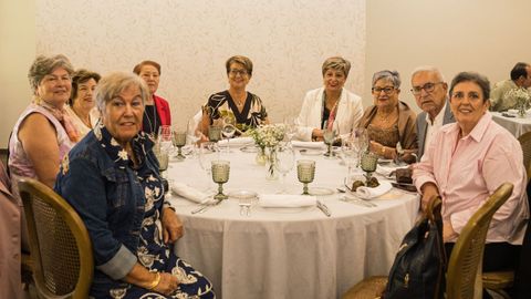 Comida jubilados de Agui�o en restauraci�n Chicolino, Boiro