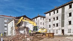 Demolici�n cuartel de Xuvia, en Nar�n