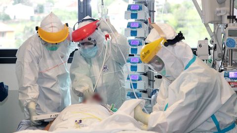 Sanitarios del hospital Álvaro Cunqueiro, de Vigo, en abril, atendiendo a un enfermo de covid en la uci